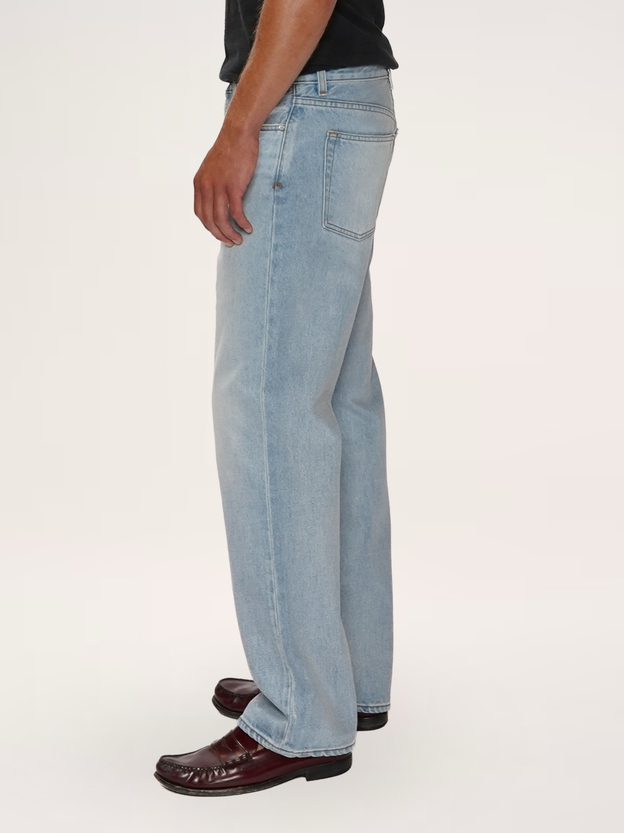 STRAIGHT LEG JEAN